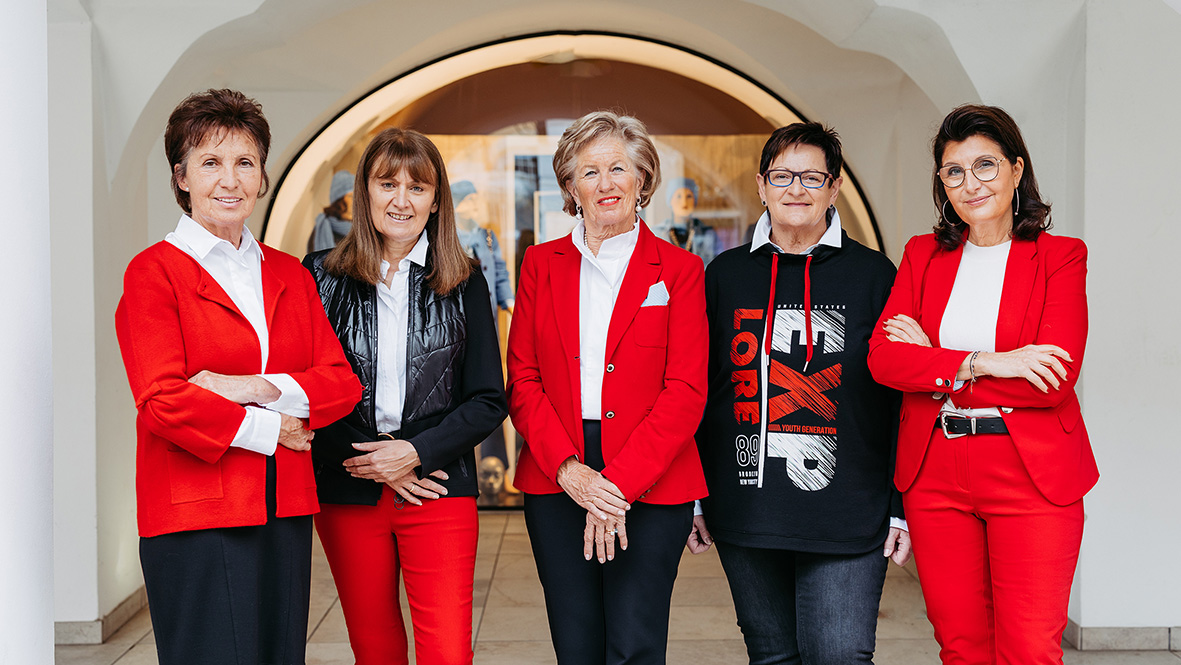 v.li.: Unsere Modedamen Gisela Göttinger, Silvia Schalko, Christiana Kiennast, Ingeborg Mugler und Michaela Pronhagl beraten Sie gerne. © Kiennast