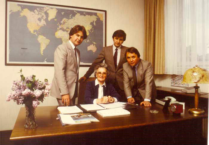 1972 - Rosa Kiennast mit ihren Söhnen Herbert, Raimund und Julius (v.li.)