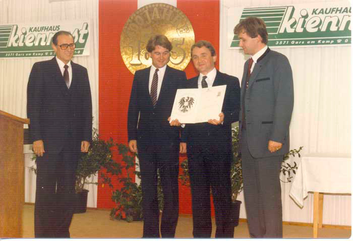 Mag. Herbert Kiennast, KR Julius Kiennast und Raimund Kiennast bei der Verleihung des Staatswappens