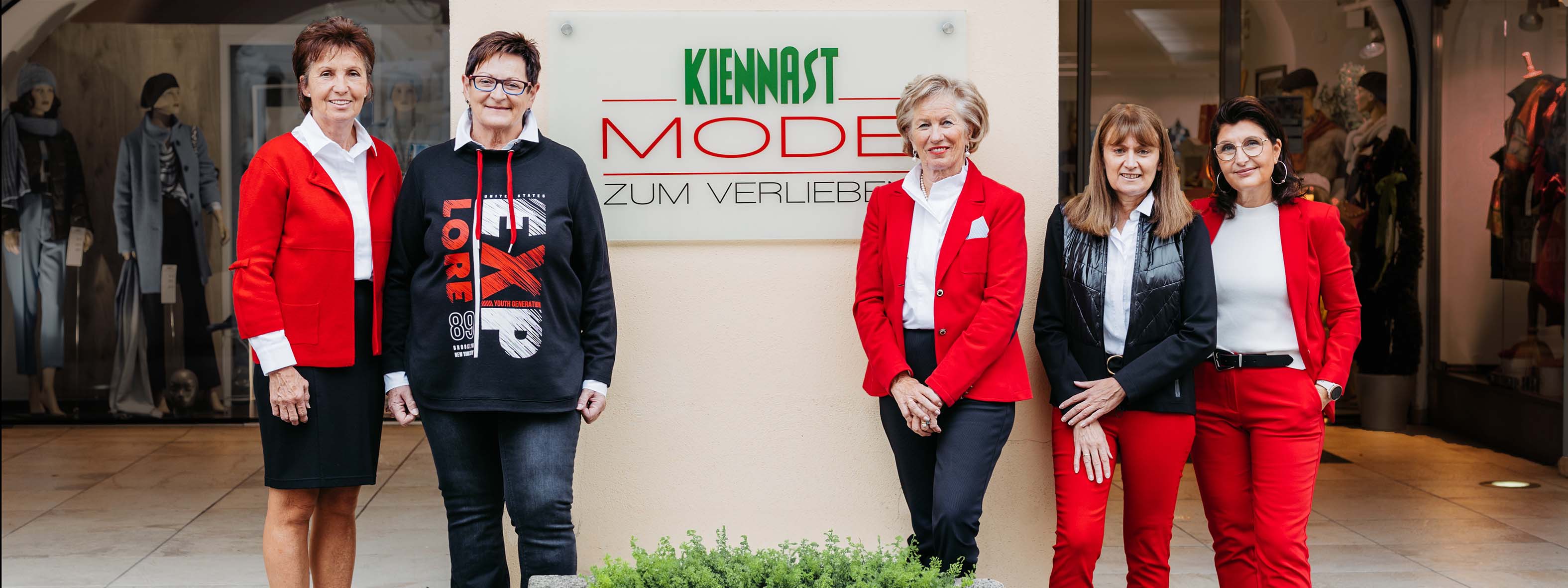 v.li.: Unsere Modedamen Gisela Göttinger, Silvia Schalko, Christiana Kiennast, Ingeborg Mugler und Michaela Pronhagl beraten Sie gerne. 