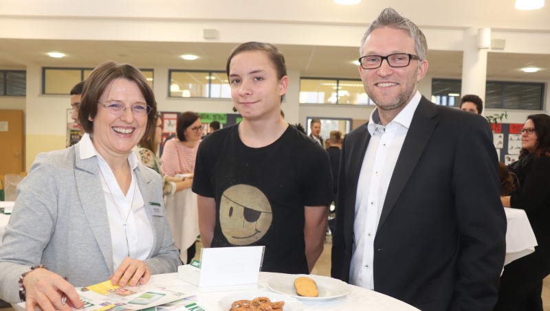 Personalentwicklerin Silvia Schuh, Lehrstelleninteressent Christian Bauer und Dir. Christoph Meingast. © Rupert Kornell, NÖN Horn