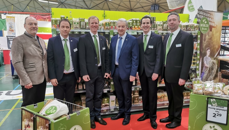 v.l.: Franz Fuchs, Josef Handler, GF Mag. Julius Kiennast, Bgm. Ing. Alfred Babinsky, GF Mag. (FH) Alexander Kiennast, Bernhard Heiss © Foto: Gemeinde Hollabrunn