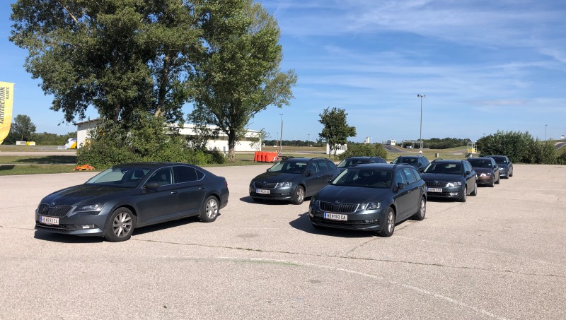 Die Kiennast-Firmen-PKW beim Fahrsicherheitstraining in Teesdorf.