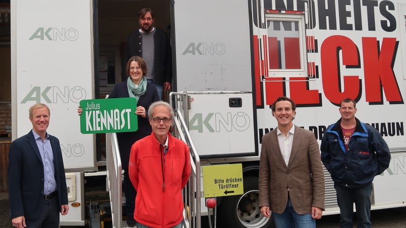 v.li.: Mag. Julius Kiennast, Betriebsrat Anton Feigl, Silvia Schuh, DGKP Wolfgang Hohenecker, Mag. Alexander Kiennast, Truck-Chauffeur Christian Harrer von der Spedition Pichler