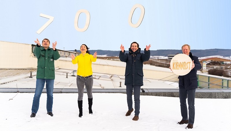 v.li.: Heimo Krammer (Leitung Betriebslogistik), Cornelia Daniel (Inhaberin Solarberatung Dachgold), Mag. Alexander Kiennast, Mag. Julius Kiennast © Foto: Hannes Winkler