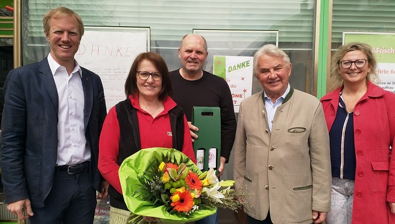 	v.li.die Gratulanten zur Pensionierung: Mag. Julius Kiennast, Hermine Krähan, Franz Krähan, KR Julius Kiennast und Claudia Trappl