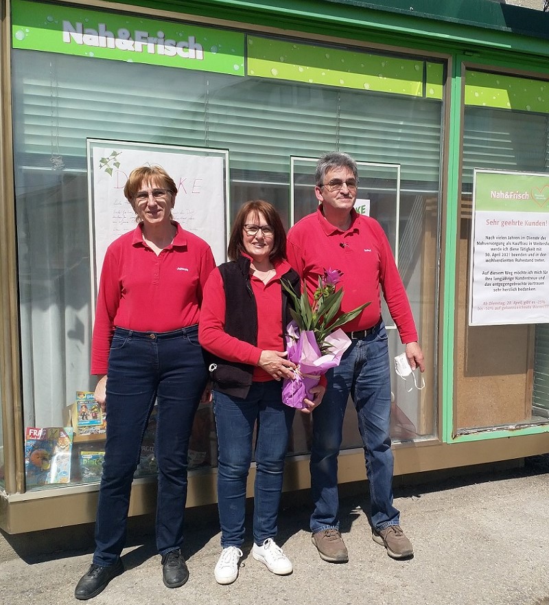 Johanna und Robert Schmid wünschen Frau Krähan alles Gute für die Pension!