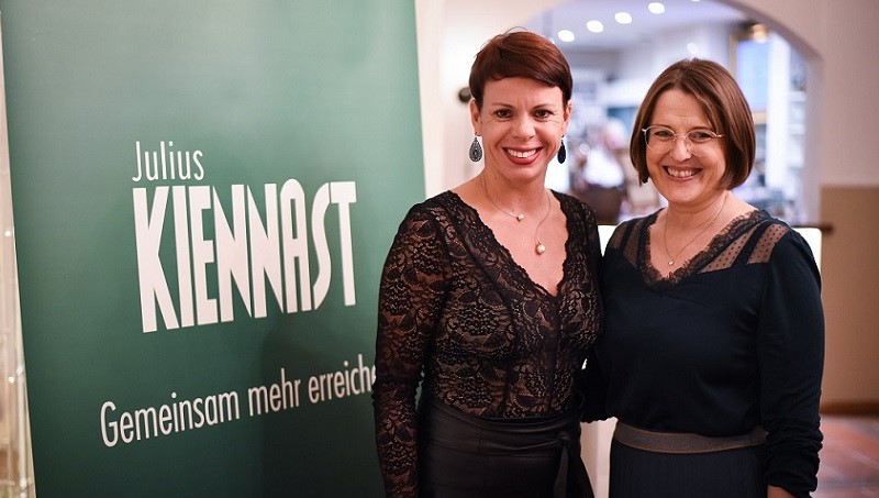 v.li.: Julia Foltas und Silvia Schuh organisierten die Feier.