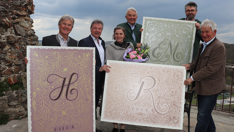 Die Taufpaten Herbert (l.), Julius (3. v. r.) und Raimund Kiennast (r.) mit Bürgermeister Martin Falk (2.v.r.), Birgit Kiennast und Alexander Höchtl.  ©NÖN, Rupert Kornell