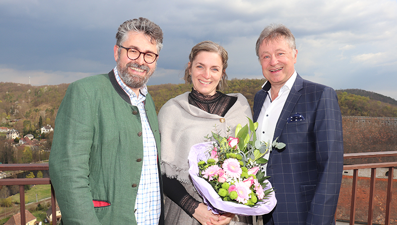 Birgit Kiennast - sie gestaltete die Etiketten der Garser Weine - mit den Organisatoren Bürgermeister Martin Falk und Gastronom Alexander Höchtl. © NÖN, Rupert Kornell