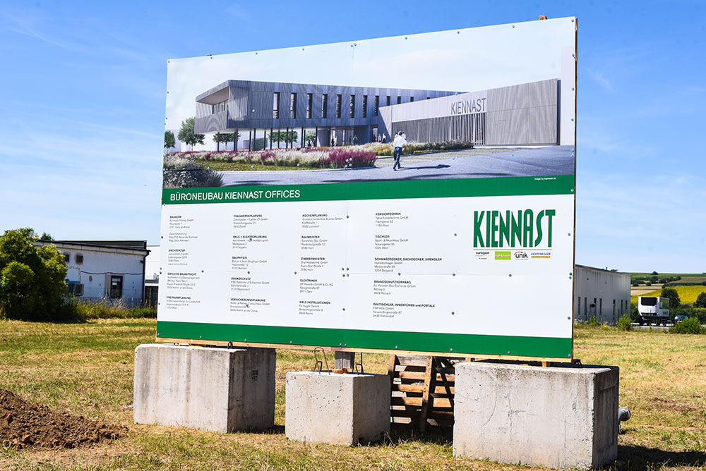 Die Bautafel informiert gut sichtbar über den geplanten Büroneubau Kiennast Offices bei der Ortseinfahrt von Gars. © Foto: Firma Kiennast