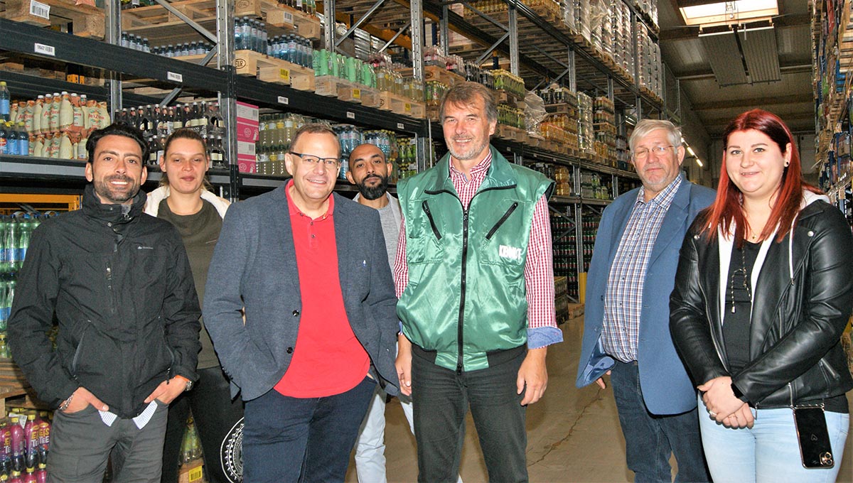 Am Foto: 3. von links: Thomas Meisl (AMS Horn) und 3. von rechts: Heimo Krammer (Kiennast/ Bereichsleitung Logistik) mit  BewerberInnen des AMS beim Rundgang durch das Lager ©Foto: Georgia Kazantzidu