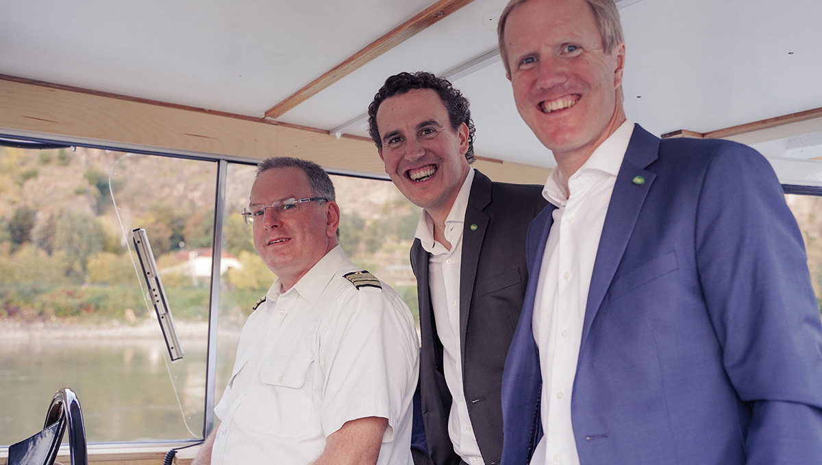 © Foto: Kiennast; v.li.: Kapitän Manfred Kovac mit den beiden Geschäftsführern, Mag.(FH) Alexander Kiennast und Mag. Julius Kiennast auf der Brücke der MS Mariandl