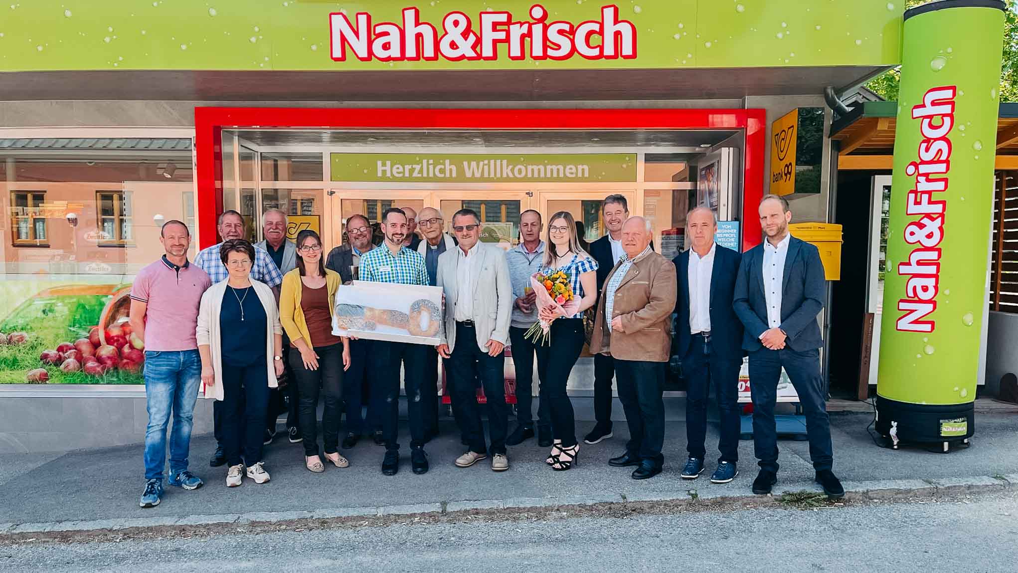 Foto: Nah&Frisch-Kaufmann Roman Hengst und Gratulanten