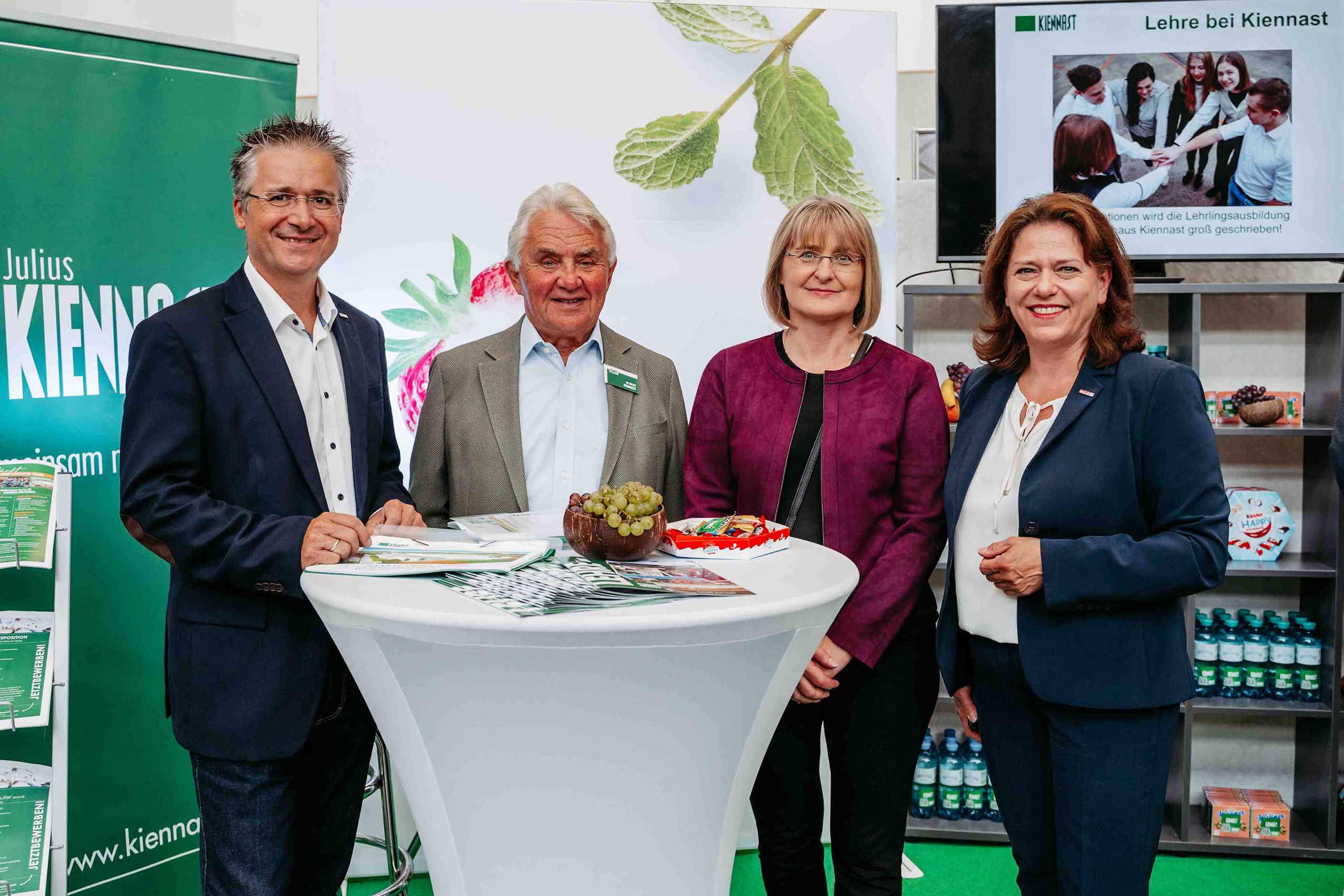 Foto v.l.: Mag.(FH) Andreas Krenn (Bezirksstellenleiter Wirtschaftskammer Gmünd); KR Julius Kiennast; Mag. Sabina Müller (Bezirksstellenleiterin Wirtschaftskammer Horn); Doris Schreiber (Bezirksstellenobfrau WK Gmünd)