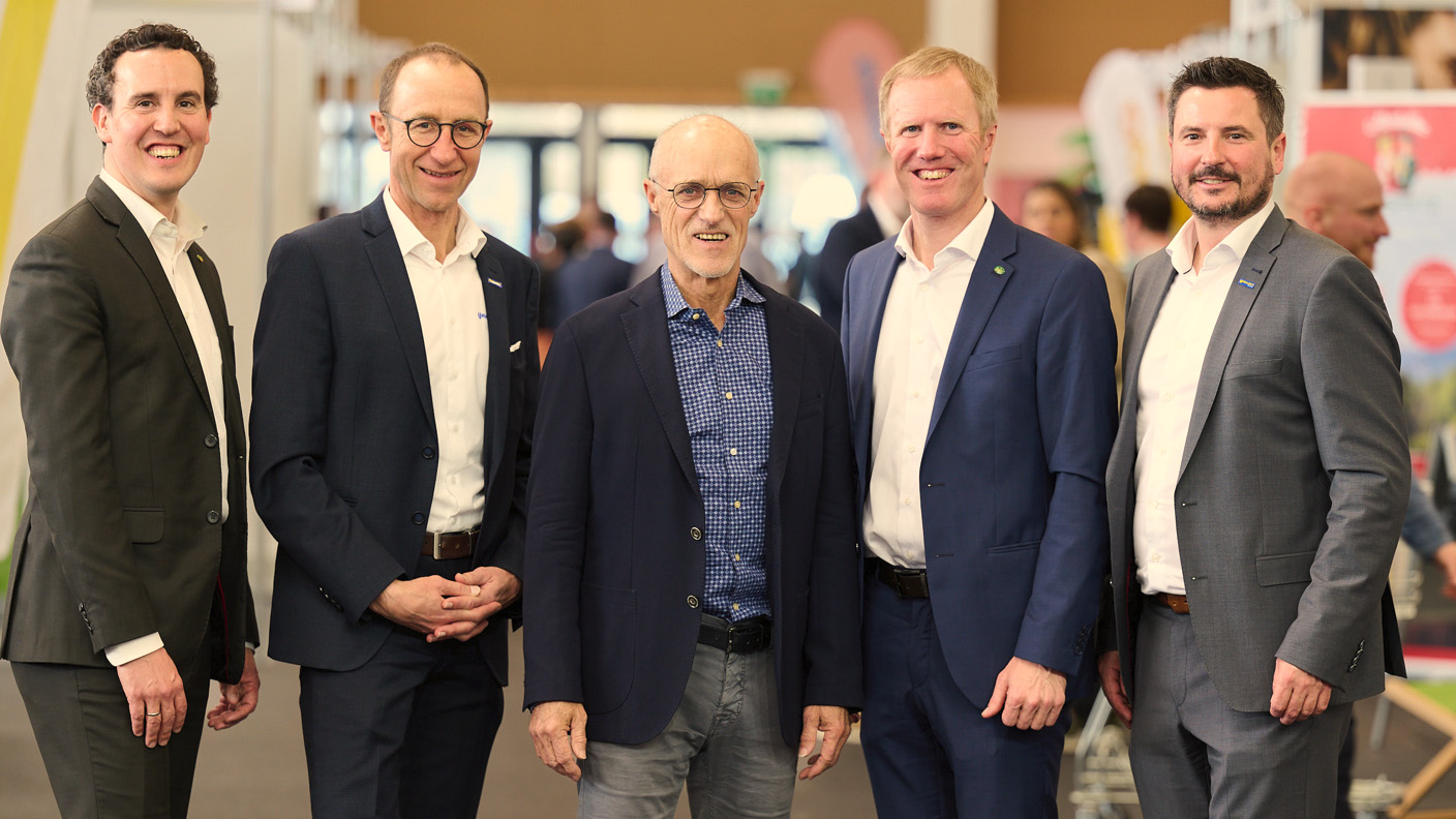  Am Foto von links nach rechts: Mag.(FH) Alexander Kiennast, Dkfm. (FH) Andreas Haider, Toni Innauer, Mag. Julius Kiennast, Johannes Aumann