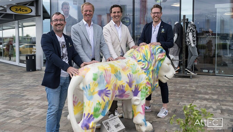 Foto von links nach rechts: Gottfried Stark, Mag. Julius Kiennast, Mag. (FH) Alexander Kiennast und Jürgen Rochla (Präsident des Lions Club Horn); Fotoquelle: Attila Molnár (Kronen Zeitung)