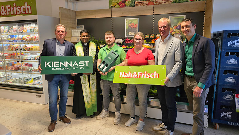 Foto v.l.: Bürgermeister Christian Hellmer, Kaplan Lic. Mathias Oliverkunju, Geschäftsführer Patrick Cech, Marktleitung Manuela Cech, Mag. Julius Kiennast und Christian Herten; Fotoquelle: Handelshaus Kiennast