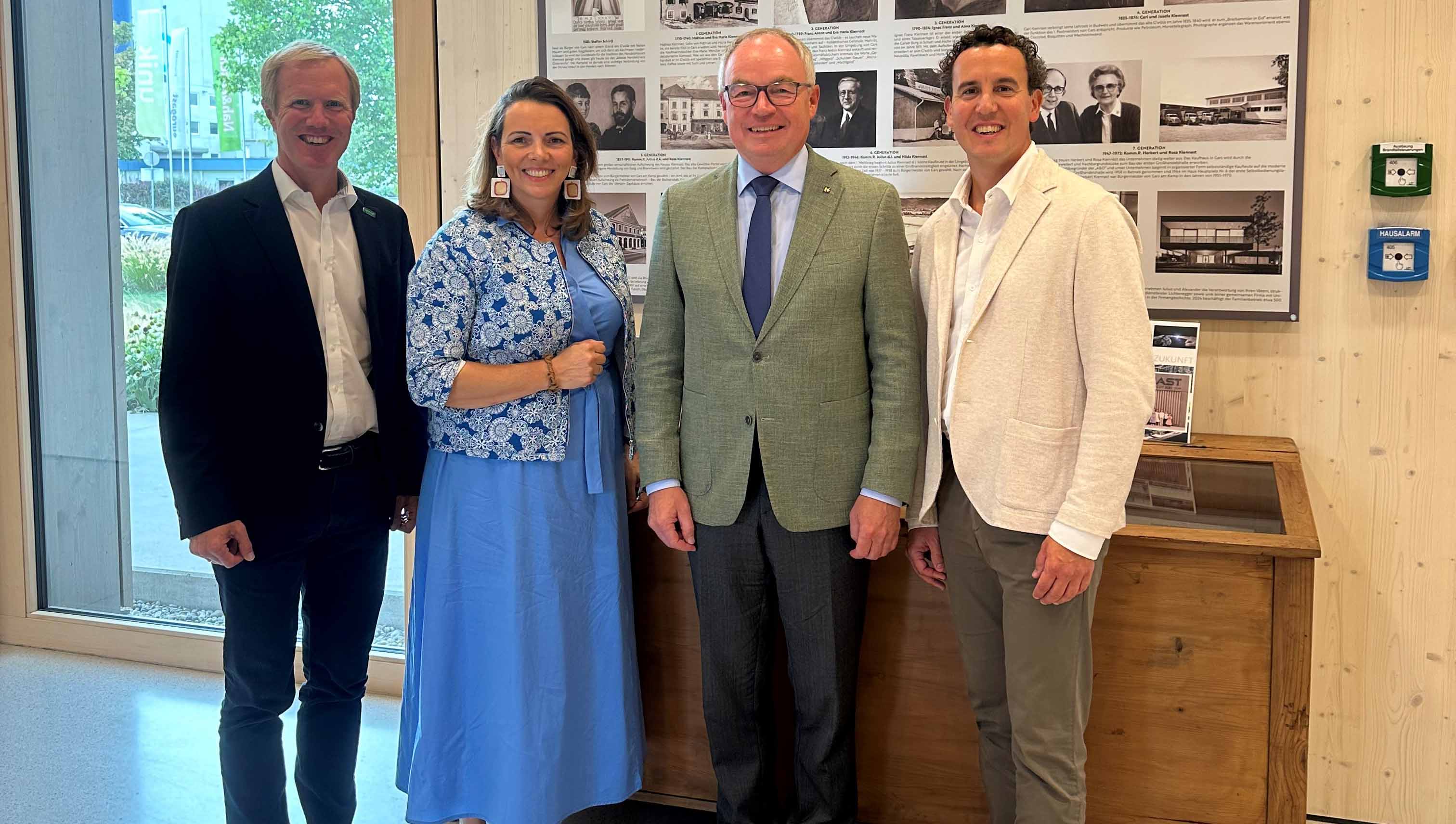 Foto von links: Mag. Julius Kiennast, Elisabeth Harreither, LH-Stellvertreter Dr. Stephan Pernkopf und Mag. (FH) Alexander Kiennast; Fotoquelle: Handelshaus Kiennast