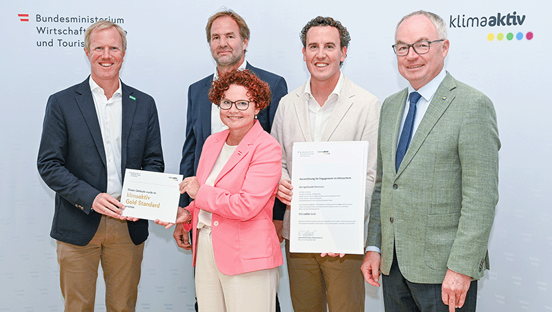 Copyright: klimaaktiv/APA-Fotoservice/Haslinger Im Bild: Alexander und Julius Kiennast, Ing. Klaus Beron gemeinsam mit Staatssekretärin Elisabeth Zehetner und LH-Stellvertreter Stephan Pernkopf