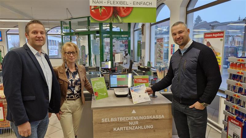 Foto v.l.: Elmar Götz (Projektleiter Selbstbedienungskassa), Astrid Mavher (Assistentin Bereichsleitung Nah&Frisch/LEH) und Marco Seitinger (Bereichsleiter Nah&Frisch/LEH); Fotoquelle: Handelshaus Kiennast