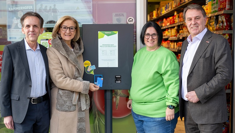 Bürgermeister Ewald Gorth, Landeshauptfrau Johanna Mikl-Leitner, Kauffrau Anita Hiesel und Wolfgang Ecker, Präsident der Wirtschaftskammer Niederösterreich, vor dem Hybrid Nah&Frisch in Inzersdorf (v.l.n.r.) © NLK Khittl