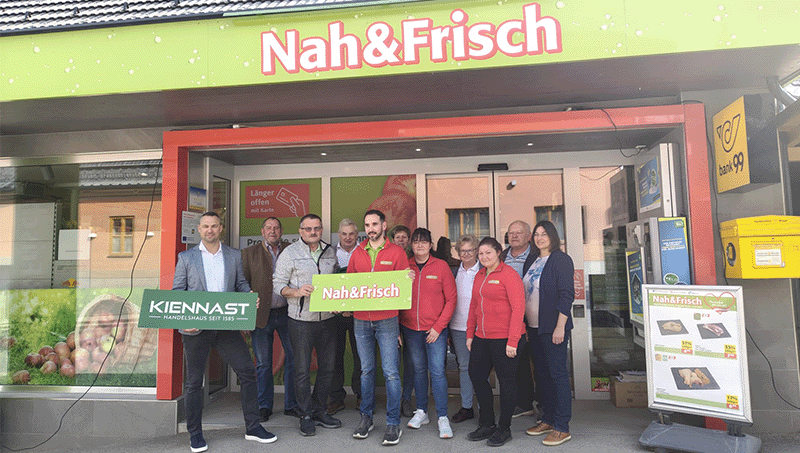 V.l. Nah&Frisch-Vertriebsleiter Marco Seitinger, Karl Bittermann, Bürgermeister Werner Liebhart, Karl Bauer, Betreiber Roman Hengst, Anita Göd, Heidi Fraissl, Edeltraut Bauer, Sabrina Lintner, Vizebürgermeister Josef Flicker, Adelheit Dobrovolny-Bitterman